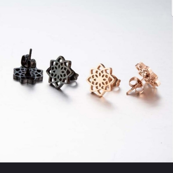 Gorgeous Hollow Snow Lotus stud earrings in GOLD - Picture 3 of 7